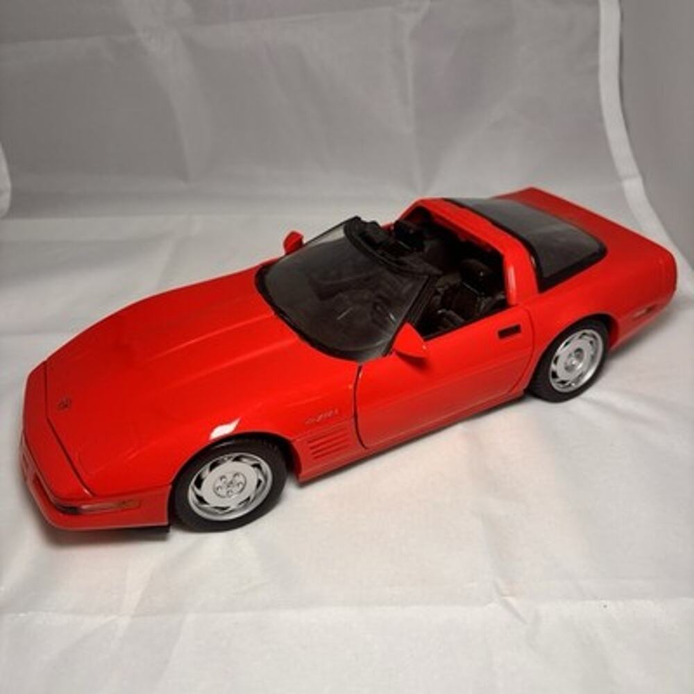 Maisto 1992 Chevrolet Corvette ZR-1 Red 1:18 Scale Diecast Model Car